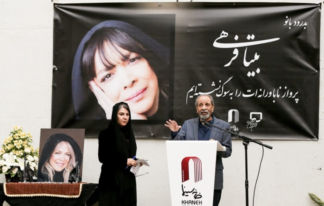 بدرقه بیتا فرهی زیر باران با آوازخوانی علی زند وکیلی / سلام ما را به مهرجویی و شکیبایی برسانید