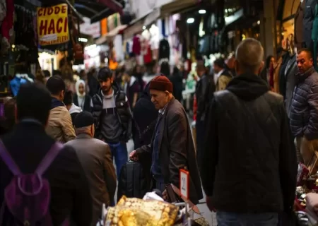 واکنش‌ها نسبت به افزایش دستمزد در ترکیه/ تلاش بانک مرکزی برای مهار تورم پیچیده می‌شود