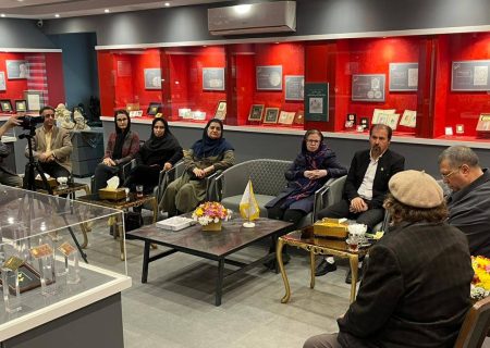 کتاب نفیس مولانا به همراه تمبر طلا و نقره شمس و مولانا در موزه تمبرهای طلا و نقره ایران رونمایی شد